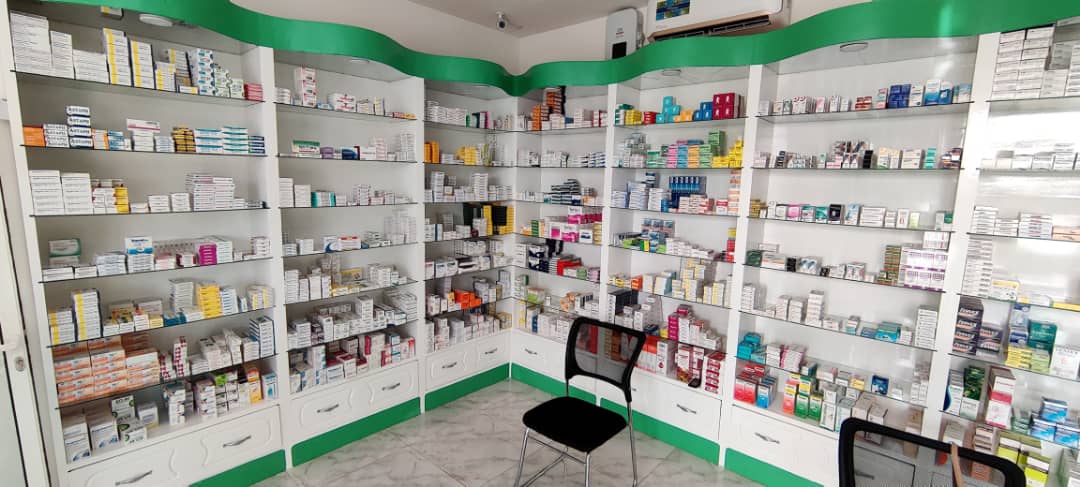 Rayonnages de médicaments à liseré vert dans la Pharmacie La Lumière
