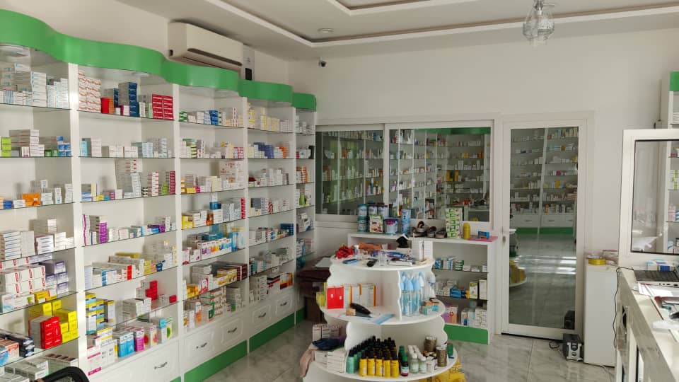 Présentoir de cosmétiques et produits de parapharmacie à la Pharmacie La Lumière